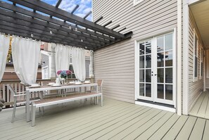 Outdoor dining - ★Farmhouse Style★Outdoor Patios★Parking!★Beautiful (Pittsburgh)