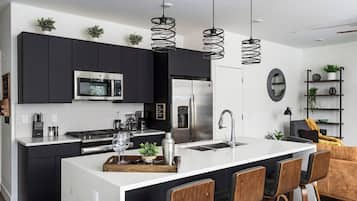 KylskÄp, mikrovÄgsugn, ugn och spishÀll