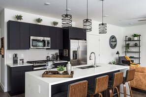 Kylskåp, mikrovågsugn, ugn och spishäll