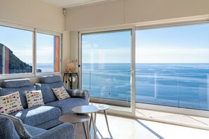 TV connectée, cheminée, lecteur de DVD, table de tennis de table