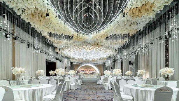 A banquet hall with round tables, white chairs, and chandeliers. - Shehong Kuangyi Hotel (Yongyi Square) (Shehong)