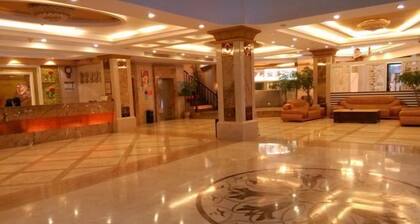 Sunny Holiday Hotel