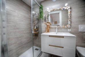 تجهيزات دش، مجففات شعر، صابون، ورق حمّام