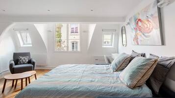 1 habitación, escritorio, tabla de planchar con plancha y cuna de viaje