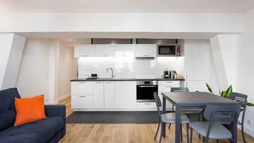 Frigorífico, microondas, horno y placa de cocina