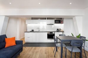 Réfrigérateur, four à micro-ondes, un four, surface de cuisson