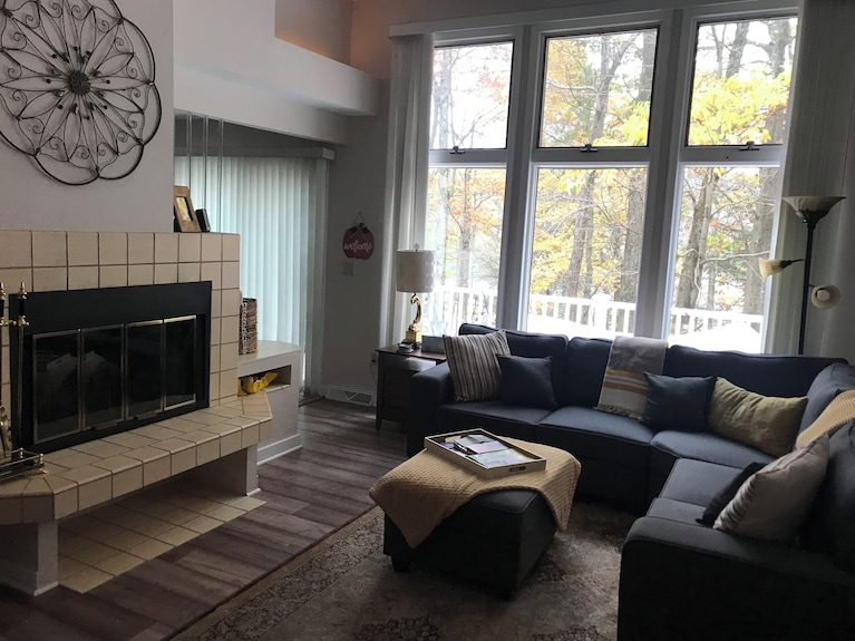 Peaceful And Secluded! Lake Harmony Beautiful Townhome Ski Slope And Lake Views - Lake Harmony, PA