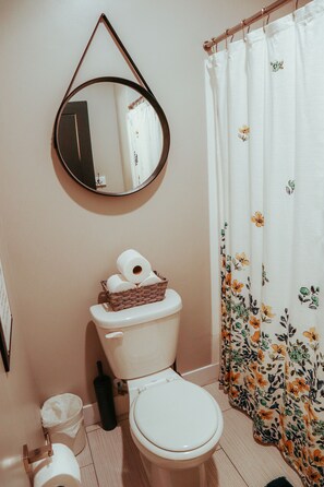 Ensemble douche/baignoire, serviettes fournies, savon, papier toilette