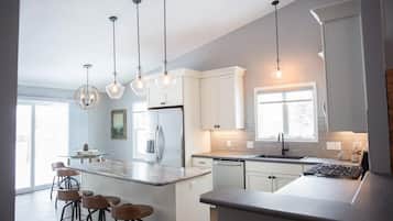 Geladeira, micro-ondas, fogão, cooktop