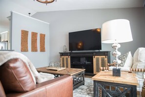 Smart TV - Spacious Executive 2BR Home Near Shopping & Dining (Janesville)