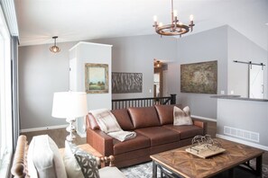 Smart TV - Spacious Executive 2BR Home Near Shopping & Dining (Janesville)