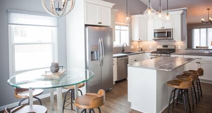 Centrally Located 2BR 2BA Home - Garage Parking & Fully Equipped Kitchen/Laundry