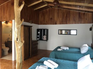 2 bedrooms, travel cot, free WiFi, bed sheets - welcoming you into our home with a luxurious private space of your own! (Monteverde)