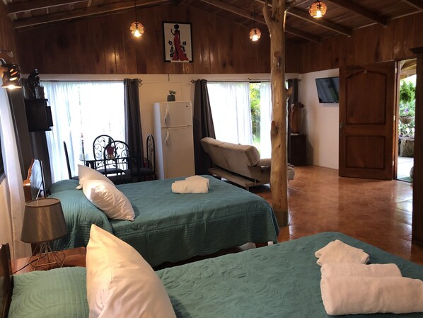 2 bedrooms, travel cot, free WiFi, bed sheets - welcoming you into our home with a luxurious private space of your own! (Monteverde)