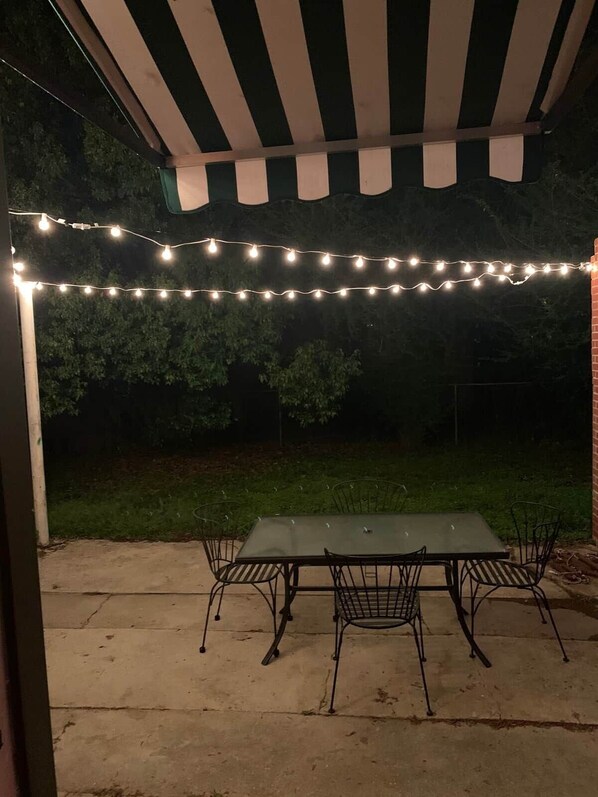 Outdoor dining - The Edinburgh Cottage (Baton Rouge)