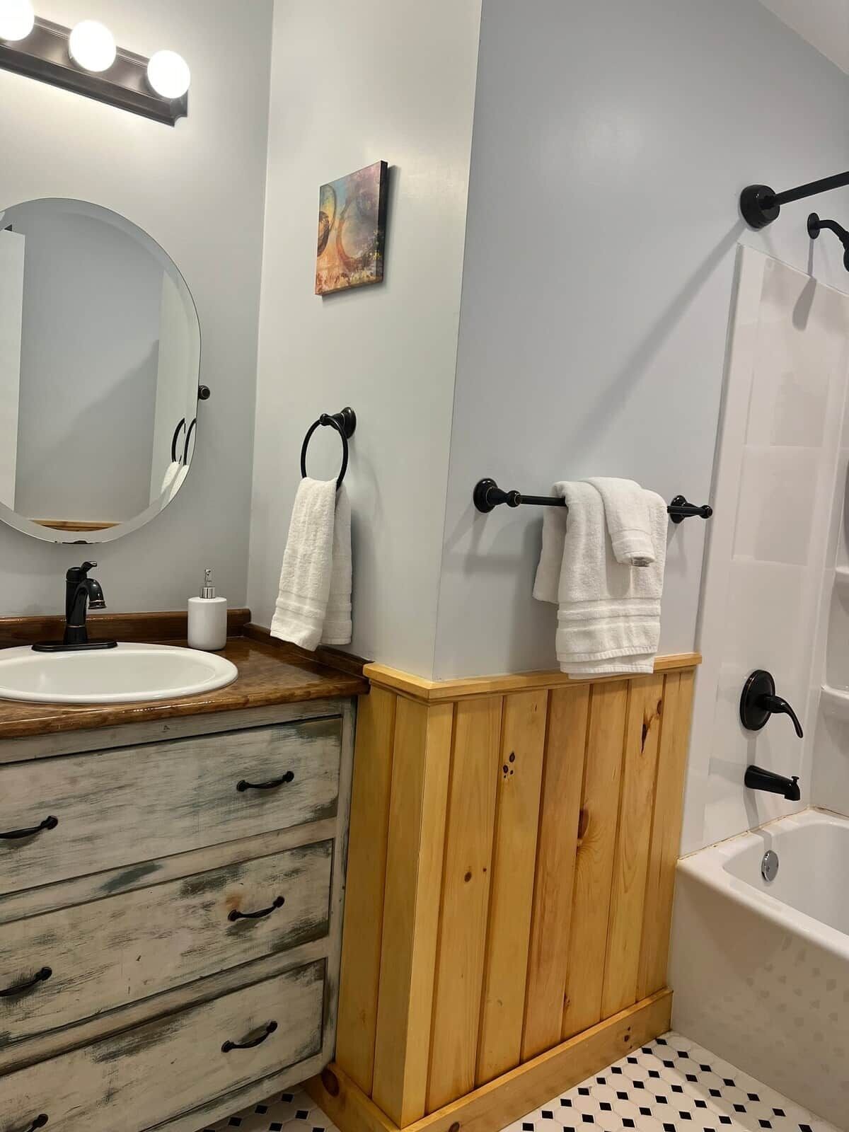 Combined shower/tub, hair dryer, soap, shampoo