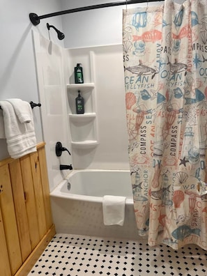 Ensemble douche/baignoire, sèche-cheveux, serviettes fournies, savon