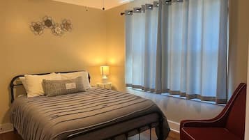 3 habitaciones, escritorio, tabla de planchar con plancha y wifi
