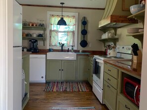 Coffee/tea maker, fridge, microwave, oven - The Edinburgh Cottage (Baton Rouge)