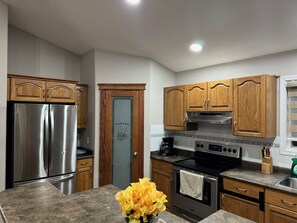 Réfrigérateur, four à micro-ondes, un four, surface de cuisson