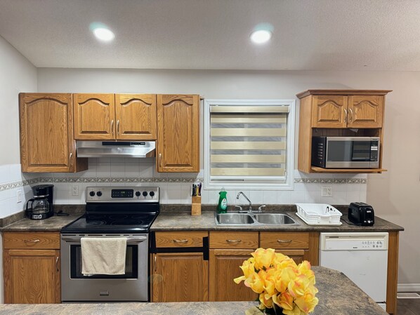 Réfrigérateur, four à micro-ondes, un four, surface de cuisson