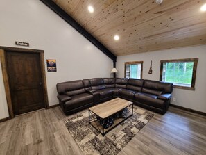 Smart TV, foosball - Barndominum, minutes to lake and trails sleeps 14+ Weddings, Events, Retreats (Bellingham)