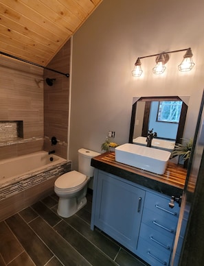 Shower, jetted tub, hair dryer, towels - Barndominum, minutes to lake and trails sleeps 14+ Weddings, Events, Retreats (Bellingham)