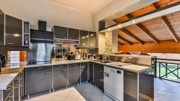 Réfrigérateur, micro-ondes, four, lave-vaisselle