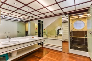 Bathtub, hair dryer, towels
