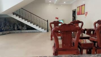 المنشأة من الداخل