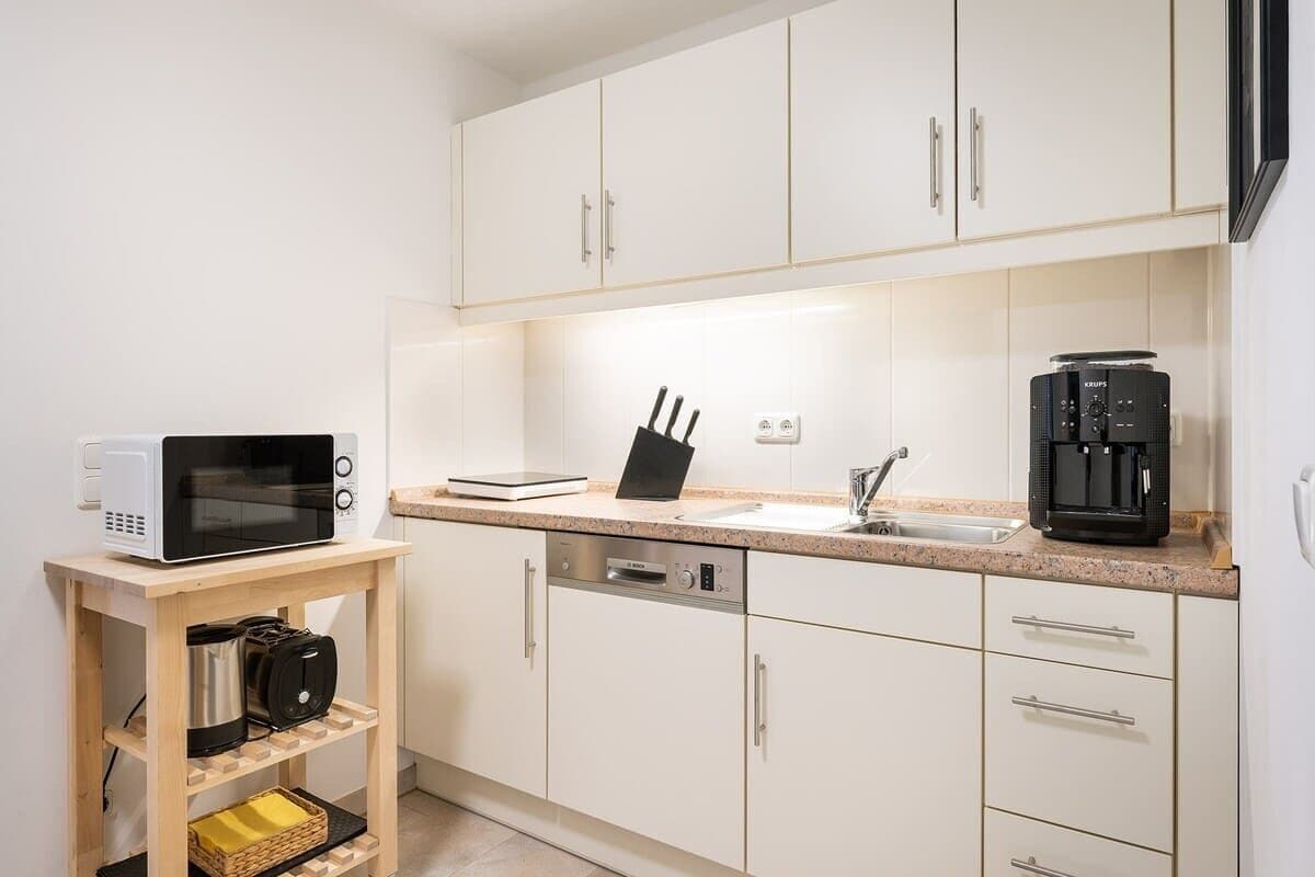 Refrigerador, microondas, placa de cocina, lavavajillas