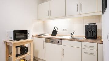 Fridge, microwave, stovetop, dishwasher