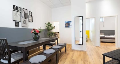 Big Central Apartment near Rotkreuzplatz with 3 BR for 12 PAX