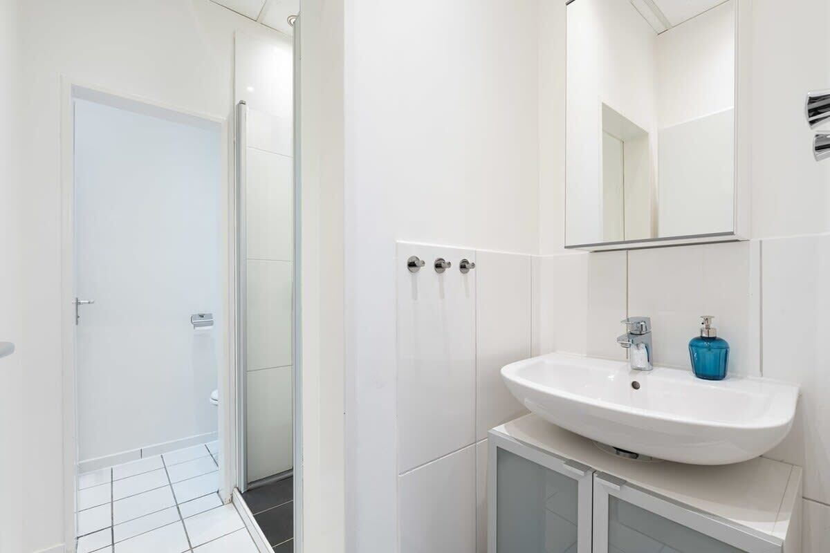 Douche, sèche-cheveux, serviettes fournies