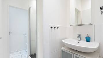 Douche, sèche-cheveux, serviettes fournies