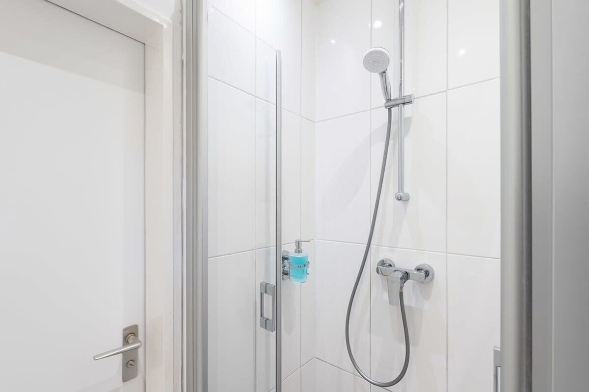 Doccia, asciugacapelli, asciugamani, shampoo