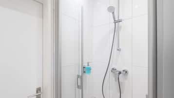 Doccia, asciugacapelli, asciugamani, shampoo