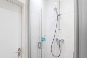 Regadera, secadora de cabello, toallas, shampoo 
