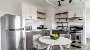 Full-sized fridge, microwave, oven, stovetop