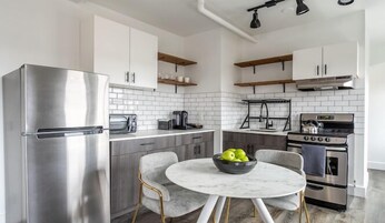 公寓, 2 间卧室, 无烟房 (2 Queen Beds) | 私人厨房 | 大冰箱、微波炉、烤箱、炉灶