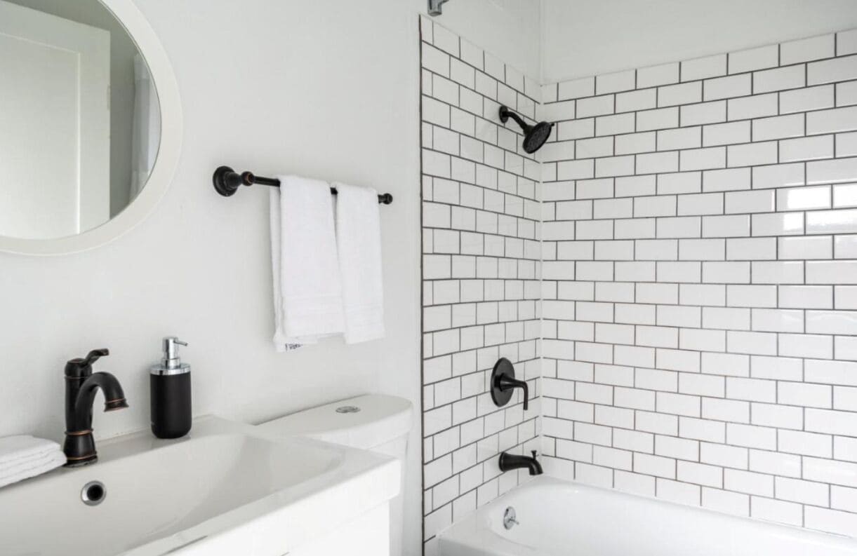 combined shower/bathtub, free toiletries, hair dryer, towels