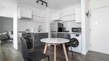Full-size fridge, microwave, oven, stovetop