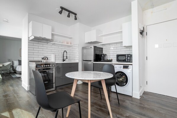 大型冰箱、微波爐、烤箱、爐台