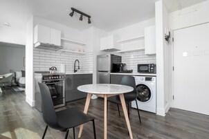 Refrigerador con freezer, microondas, horno, placa de cocina