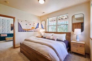 4 bedrooms, iron/ironing board, free WiFi, bed sheets - Luxurious and Pristine Winter Park Cabin w Deck Views & Private Hot Tub (Fraser)