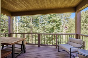 Outdoor dining - Luxurious and Pristine Winter Park Cabin w Deck Views & Private Hot Tub (Fraser)