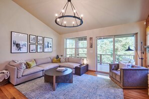 Smart TV, caminetto, libri, videoteca