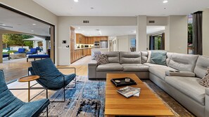 スマートテレビ、暖炉、卓球台