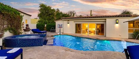 Una piscina al aire libre, una piscina climatizada