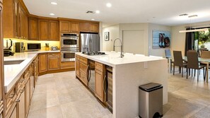 Fridge, microwave, oven, stovetop - BRAND NEW Pickleball Court - 7BR Scottsdale Estate w/ Pool, Guest House (Scottsdale)